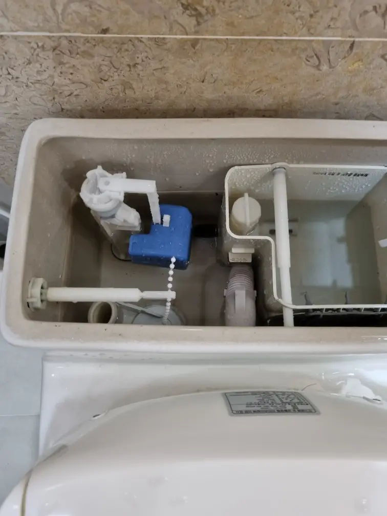 변기 물이 계속 나온다면? 부속품 교체가 필요한 신호