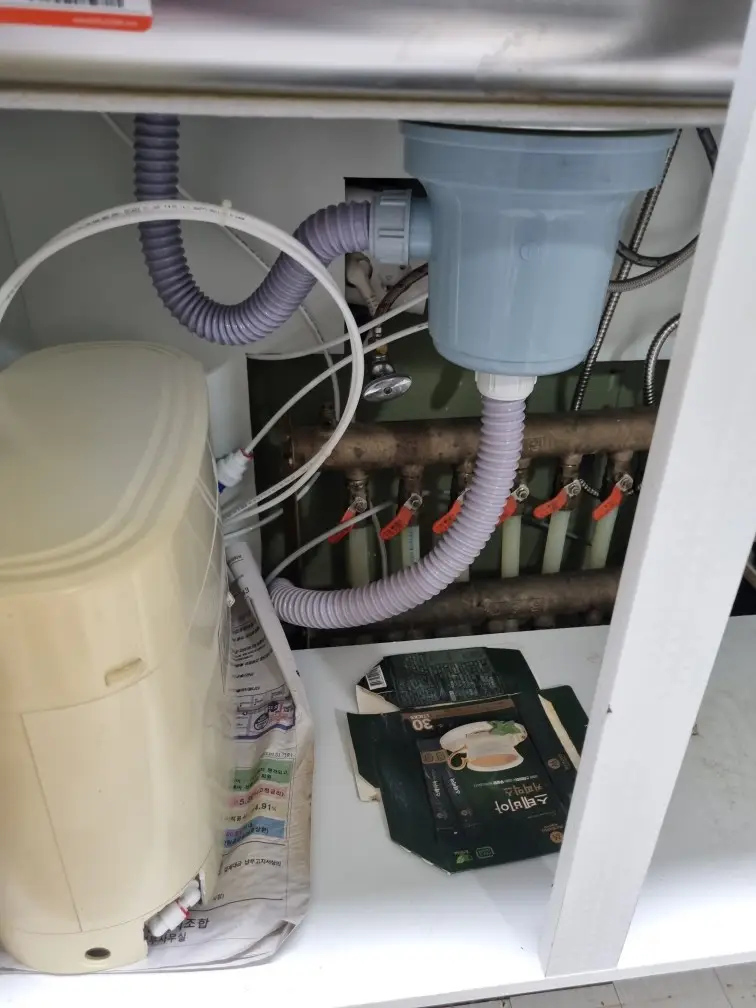 싱크대막힘 샤프트 작업, 막힌 배수관을 샤프트로 뚫어내는 전문 기술